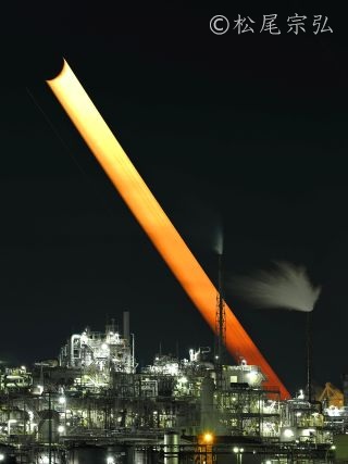 工場群に月が沈む